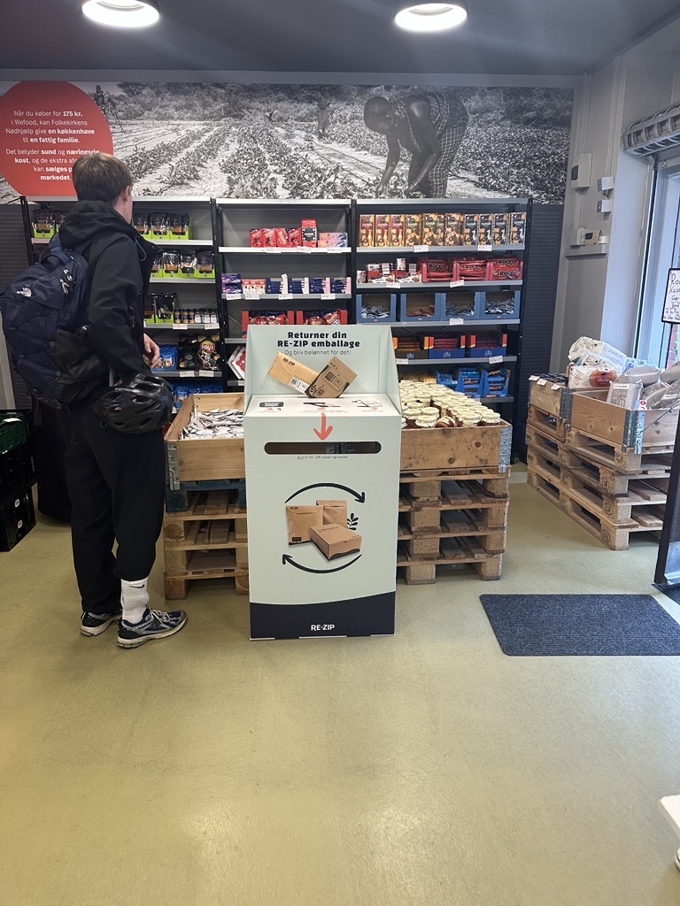 Boîte de retour RE-ZIP dans un magasin Folkekirkens Nødhjælp